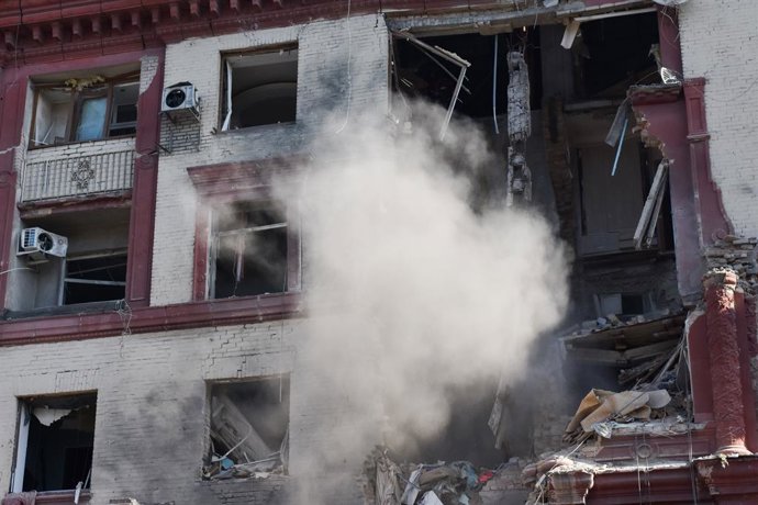 Archivo - October 18, 2023, Zaporizhzhia, Ukraine: A dust rises over the apartment building that was damaged by Russian shelling in Zaporizhzhia. On October 18, Russian forces launched 6 missile strikes on the city of Zaporizhia. One of the strikes hit a 
