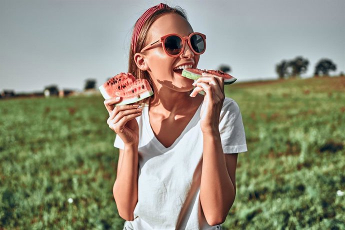 Archivo - Mujer comiendo sandía en verano.