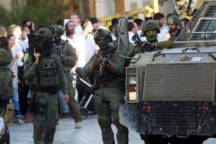 Militares israelíes y colonos en Cisjordania
