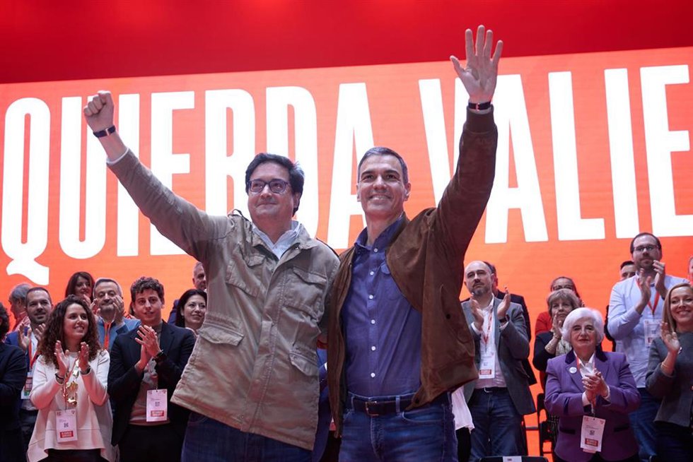 Archivo - El secretario general del PSOE-M y ministro para la Transformación Digital y de la Función Pública, Óscar López (i), y el secretario general del PSOE y presidente del Gobierno, Pedro Sánchez (d), durante el 15 Congreso Regional del PSOE-M, en