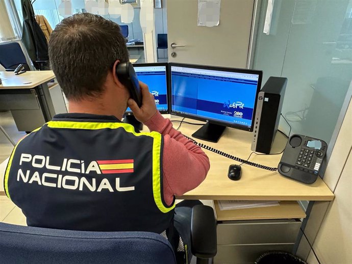 Archivo - Policía Nacional. Agente. Estafa telefónica