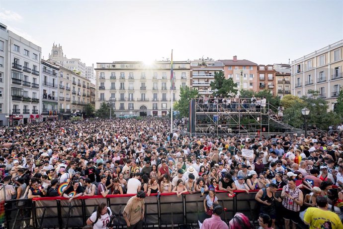 Asistentes durante el pregón del Orgullo de Madrid 2025 (MADO 2025), en la plaza Pedro Zerolo, a 2 de julio de 2025, en Madrid (España). 