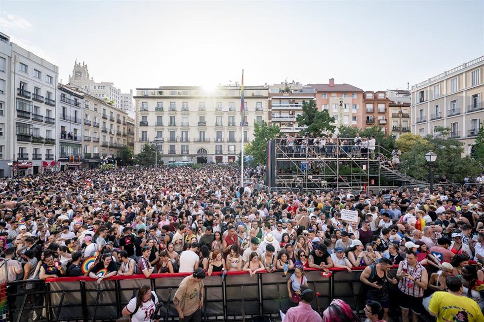 Asistentes durante el pregón del Orgullo de Madrid 2025 (MADO 2025), en la plaza Pedro Zerolo, a 2 de julio de 2025, en Madrid (España). 