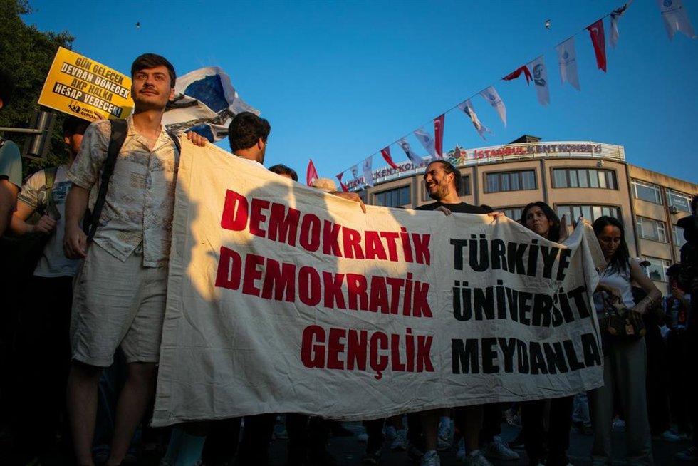 Protestas en Turquía contra detenciones de alcaldes opositores