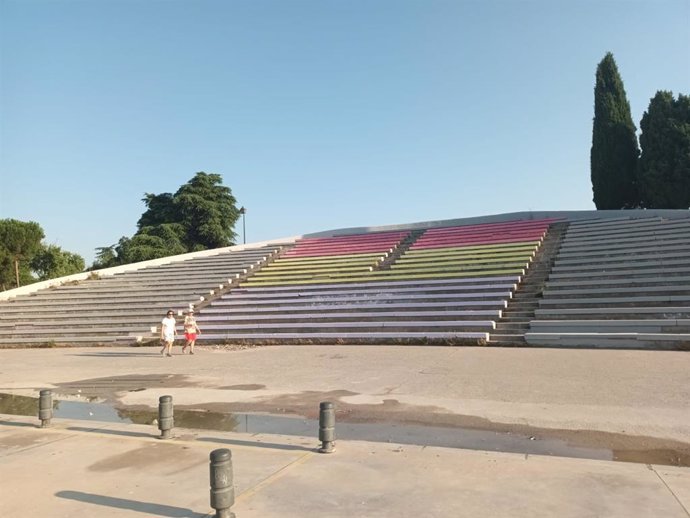 Archivo - Una enorme bandera republicana repintada corona el graderío de Las Cruces después de que Vox consiguiera su borrado