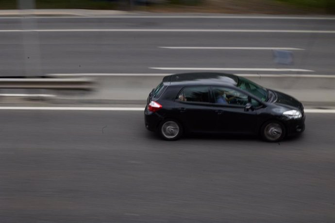 Archivo - Un coche circula por una carretera de Madrid