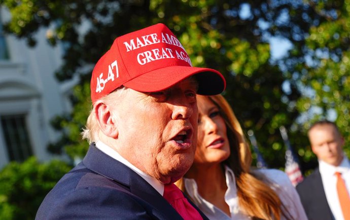 4 de julho de 2025, Washington, Distrito de Columbia, EUA: O presidente Donald Trump e a primeira-dama Melania Trump falam com apoiadores depois que ele assinou seu "Big, Beautiful Bill", com nova legislação tributária e de imigração durante uma cerimônia