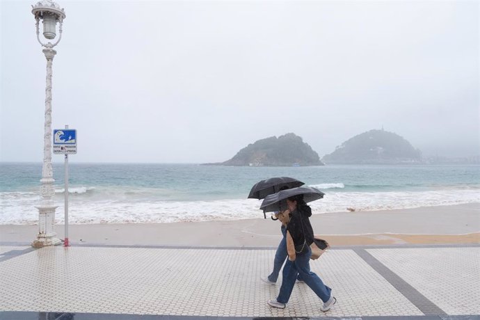 Archivo - Lluvia intensa en la playa de Ondarreta