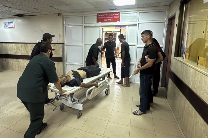 3 de julho de 2025, Deir El-Balah, Faixa de Gaza, Território Palestino: Palestinos transportam os feridos e os que perderam a vida para o hospital dos Mártires de Al-Aqsa após um bombardeio israelense em Deir el-Balah, na região central da Faixa de Gaza, 