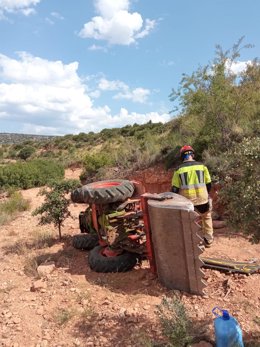 Pequeño tractor volcado en un bancal en un accidente ocurrido este viernes por la tarde en  la localidad turolense de Villel en el que ha fallecido un hombre de 76 años.
