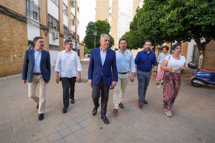 Visita del alcalde, José Luis Sanz, al distrito.