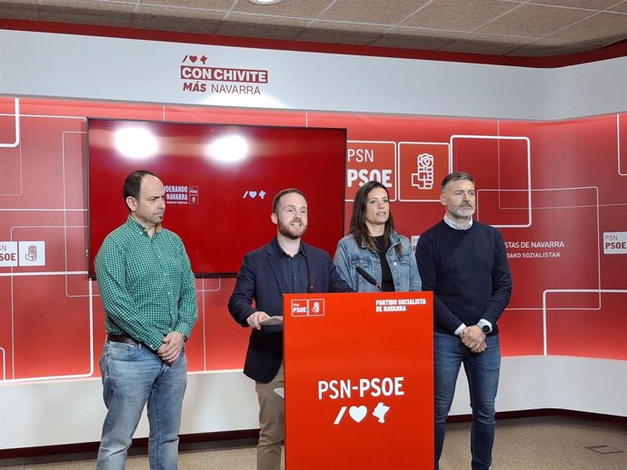 Archivo - El portavoz del PSN en la MCP, Xabi Sagardoy, junto con la portavoz socialista en el Ayuntamiento de Pamplona, Marina Curiel.