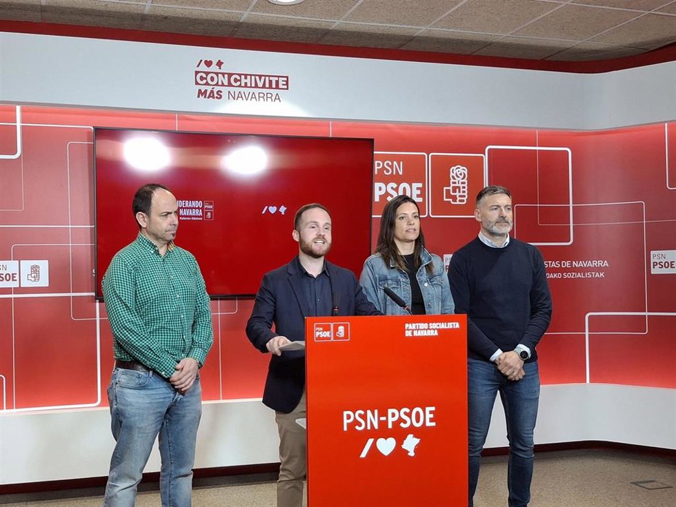 Archivo - El portavoz del PSN en la MCP, Xabi Sagardoy, junto con la portavoz socialista en el Ayuntamiento de Pamplona, Marina Curiel.