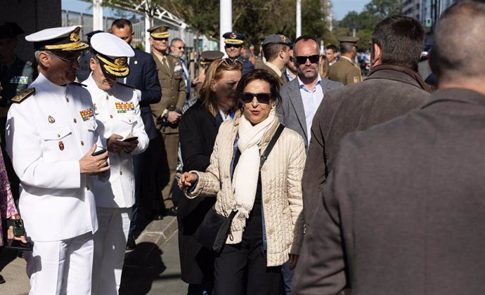 Archivo - La ministra de Defensa, Margarita Robles (c) durante los actos previstos con motivo del Día de las Fuerzas Armadas 2024, en la playa de San Lorenzo, a 24 de mayo de 2024, en Gijón, Asturias (España). 