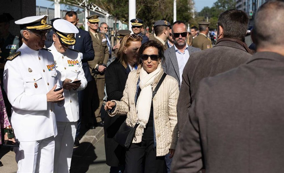 Archivo - La ministra de Defensa, Margarita Robles (c) durante los actos previstos con motivo del Día de las Fuerzas Armadas 2024, en la playa de San Lorenzo, a 24 de mayo de 2024, en Gijón, Asturias (España). 