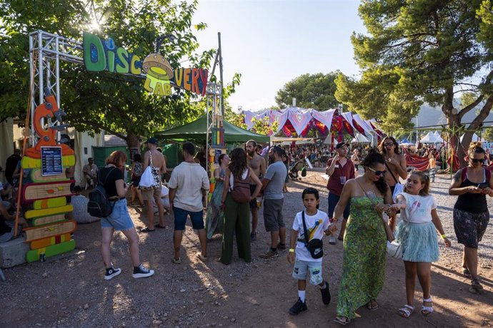 Archivo - Público frente espacio ciencia 'Discovery Lab' y área Jamkunda del Rototom 2024.