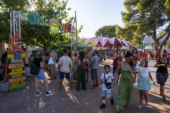 Archivo - Público frente espacio ciencia 'Discovery Lab' y área Jamkunda del Rototom 2024.