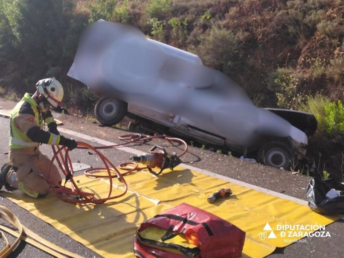 Furgoneta implicada en el accidente que le ha costado la vida a una persona este sábado en la A-1503, a la entrada de Brea de Aragón.
