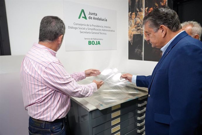 Archivo - El consejero de la Presidencia, Interior, Diálogo Social y Simplificación Administrativa, Antonio Sanz,(d) durante una visita a la sede del Boletín Oficial de la Junta de Andalucía, a 23 de octubre de 2023, en Sevilla, (Foto de archivo). 