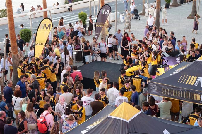 El vehículo se ha exhibido en el Muelle Uno del Puerto de Málaga, despertando el interés y la curiosidad de los viandantes