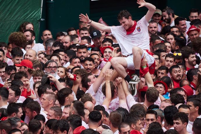 Archivo - Foto de archivo de cientos de personas celebrando el inicio de las fiestas de San Fermín de 2024.