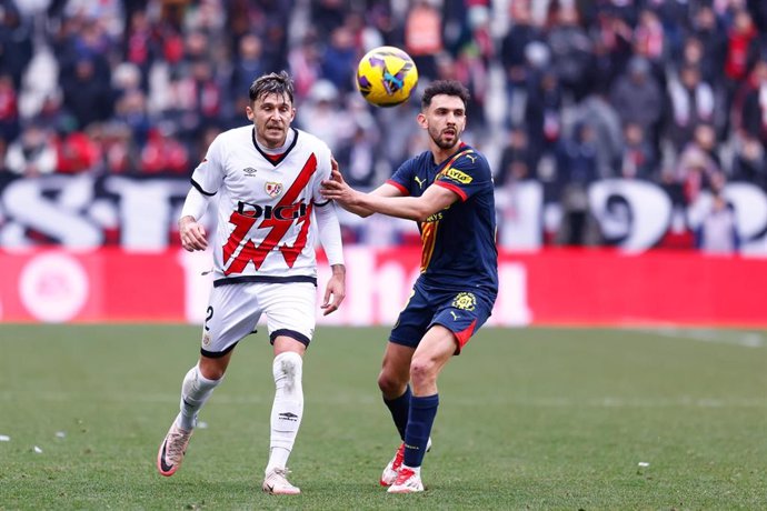 Archivo - Andrei Ratiu of Rayo Vallecano and Ivan Martin of Girona FC in action during the Spanish League, LaLiga EA Sports, football match played between Rayo Vallecano and Girona FC at Estadio de Vallecas on January 26, 2025, in Madrid, Spain.