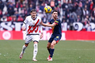 Archivo - Andrei Ratiu of Rayo Vallecano and Ivan Martin of Girona FC in action during the Spanish League, LaLiga EA Sports, football match played between Rayo Vallecano and Girona FC at Estadio de Vallecas on January 26, 2025, in Madrid, Spain.