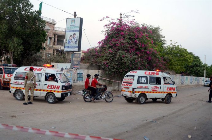 Archivo - May 23, 2020, KaraÃI, Pakistan: KARACHI, PAKISTAN, MAY 23: Ambulances are seen at the site where Pakistan International Airlines (PIA) flight PK-8303, traveling from northeastern Lahore, crashed into near Jinnah International Airport while land