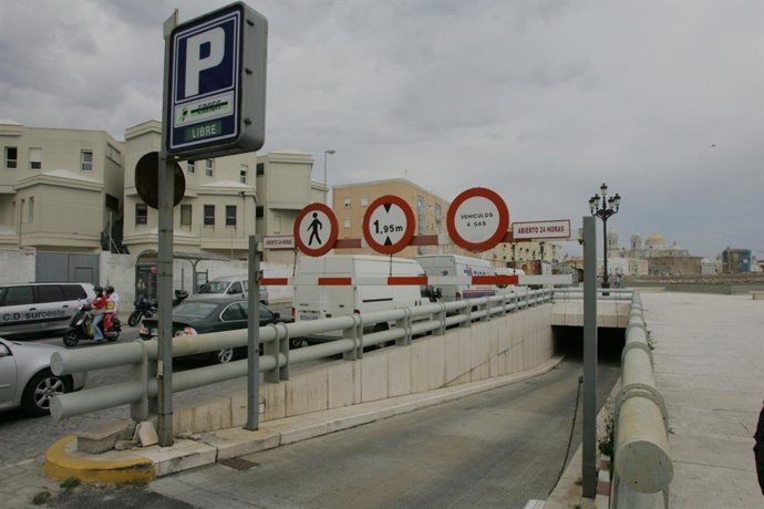 Archivo - Aparcamiento subterráneo del Campo del Sur en Cádiz.