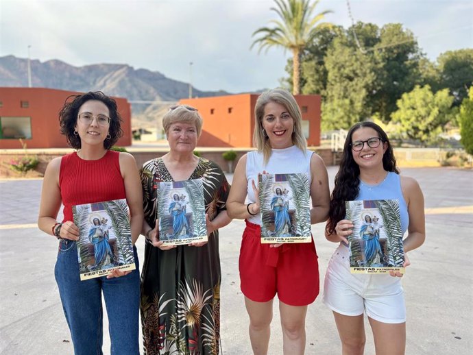 Maribel Aracil, concejal de El Siscar, ha presentado la programación junto a representantes de la Comisión de Fiestas.