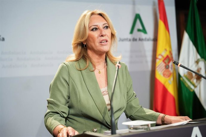 La consejera de Economía, Hacienda y Fondos Europeos y portavoz del Gobierno, Carolina España, durante la rueda de prensa posterior al Consejo de Gobierno. A 02 de julio de 2025, en Sevilla (Andalucía, España).