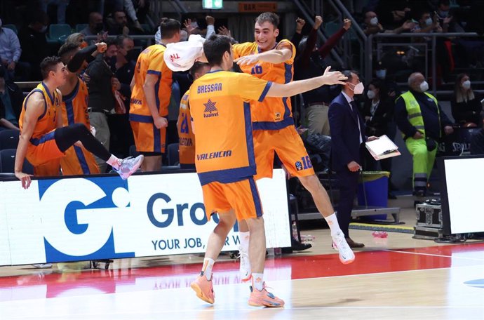 Archivo - Millán Jiménez celebra una canasta del Valencia Basket.