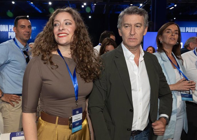 La portavoz del PP en el Congreso, Ester Muñoz, y el presidente del PP, Alberto Núñez Feijóo, a su llegada al XXI Congreso Nacional del Partido Popular, a 4 de julio de 2025, en Madrid (España). 