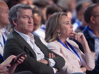 El presidente del PP, Alberto Núñez Feijóo, y la diputada del PP y exsecretaria general del PP, Cuca Gamarra, durante el XXI Congreso Nacional del Partido Popular, a 4 de julio de 2025, en Madrid (España). Con el lema ‘Toma partido por España’, XXI Congre