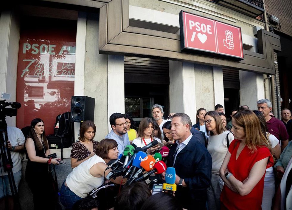 El presidente de Castilla-La Mancha, Emiliano García-Page (c), atiende a los medios de comunicación a su llegada a la reunión del Comité Federal del PSOE, en la sede federal del partido, a 5 de julio de 2025, en Madrid (España).