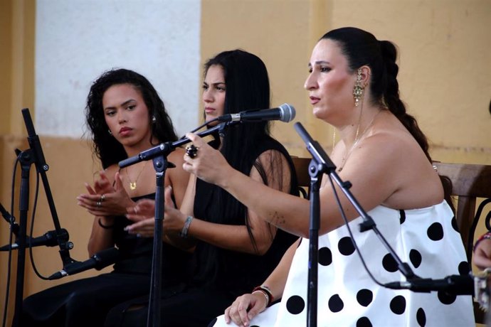 El ciclo lleva el flamenco de artistas de la tierra a plazas del centro de la ciudad.