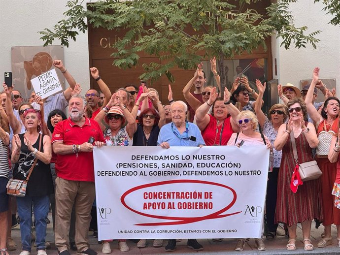 Desenes de persones concentrades als voltants de Ferraz, la seu nacional del PSOE, a Madrid