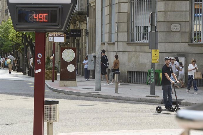 Archivo - Un termómetro marca 49 grados centígrados en la calle Concejo, durante la segunda ola de calor de verano en España, a 14 de julio de 2022, en xxx, Ourense, Galicia (España). La Dirección Xeral de Emerxencias e Interior de la Xunta ha activado pa