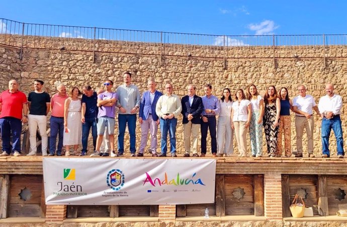 El delegado de Turismo, Cultura y Deporte, José Ayala, acompañado por la delegada de Sostenibilidad y Medio Ambiente, María José Lara, en la inauguración del Festival Internacional del Aire (FIA) 'El Yelmo' que se celebra en Segura de la Sierra.
