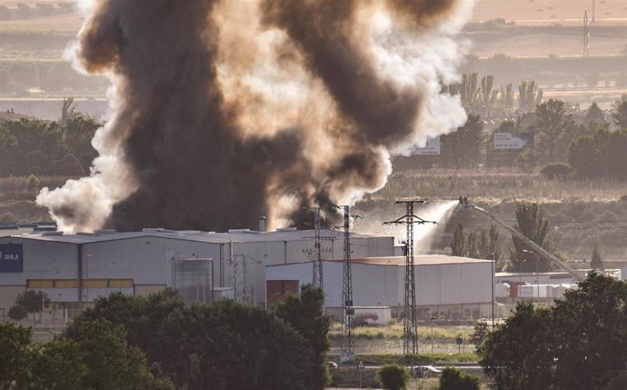 Incendio en una empresa de baterías de litio y de pilas, a 4 de junio de 2025, en Azuqueca de Henares, Guadalajara, Castilla-La Mancha (España). Un incendio declarado sobre las 19.00 horas de hoy en una empresa de baterías de litio y de pilas situado en e