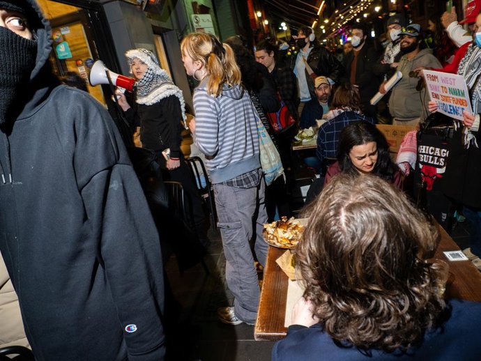 July 4, 2025, Melbourne, Victoria, Australia: Protesters and diners seen at Miznon prior to the anti-police protest in Melbourne. An anti-police protest in Melbourne CBD clashed with staff at Miznon, an Israeli restaurant on the iconic Hardware Lane, afte
