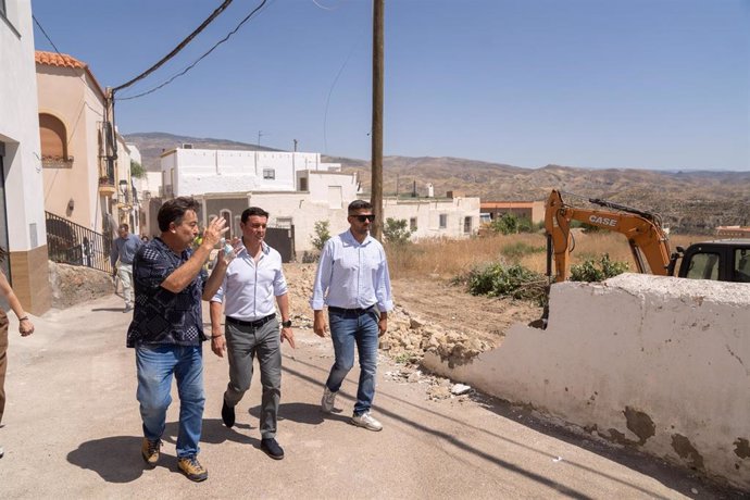 El presidente de la Diputación de Almería durante su visita a Instinción.
