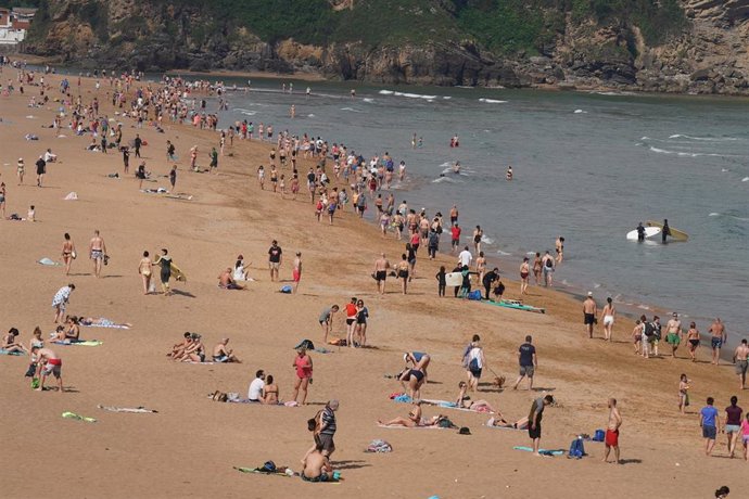 Archivo - Ambiente en la playa de La Arena en Bizkaia