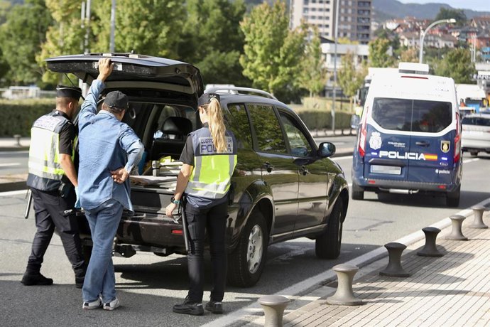 Archivo - Varios agentes de la Policía Nacional detienen a un vehículo durante un control policial en el Puente de Santiago, a 28 de junio de 2022, en Irún, Guipúzcoa, País Vasco (España). Este control en la frontera con Francia forma parte de la ‘Operaci