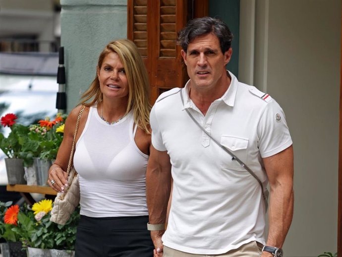 Makoke y su novio Gonzalo salen de comer de un restaurante y se van en moto, a 3 de julio de 2025, en Madrid (España)
