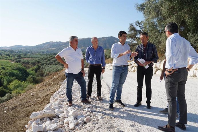 El delegado territorial de Agricultura, Pesca, Agua y Desarrollo Rural de la Junta en Málaga, Fernando Fernández Tapia-Ruano, ha visitado el camino de Alozaina junto al alcalde de Coín, Francisco Santos.