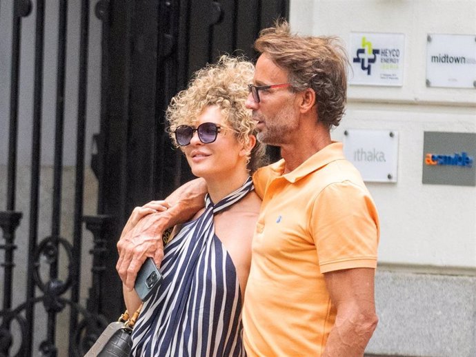 Álvaro Muñoz Escassi y Sheila Casas pasean por la calle después de comer en un restaurante, de 2025, en Madrid (España).