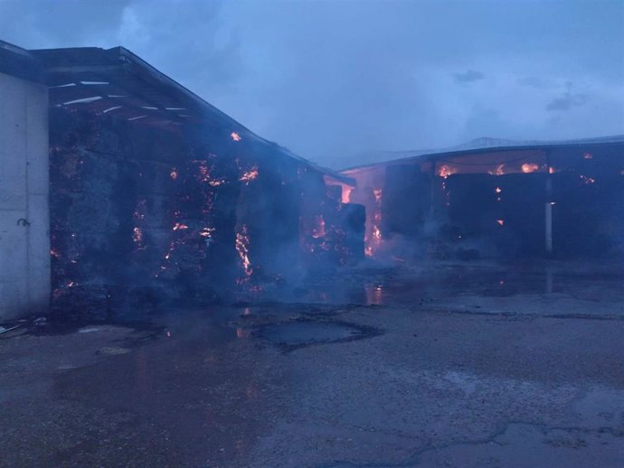 Extinguido un incendio en una nave de paja en Sahelices del Payuelo (León)