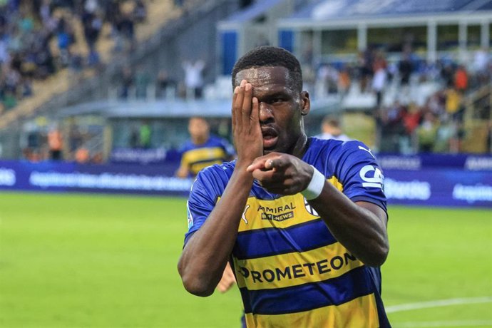 Archivo - Ange-Yoan Bonny celebra un gol con el Parma.