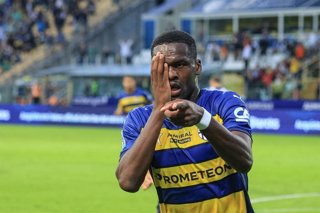 Archivo - 16 September 2024, Italy, Parma: Parma's Ange-Yoan Bonny celebrates scoring his side's second goal during the Italian Serie A soccer match between Parma Calcio and Udinese Calcio at Ennio Tardini Stadium. Photo: Lorenzo Cattani/Ipa Sport/IPA via